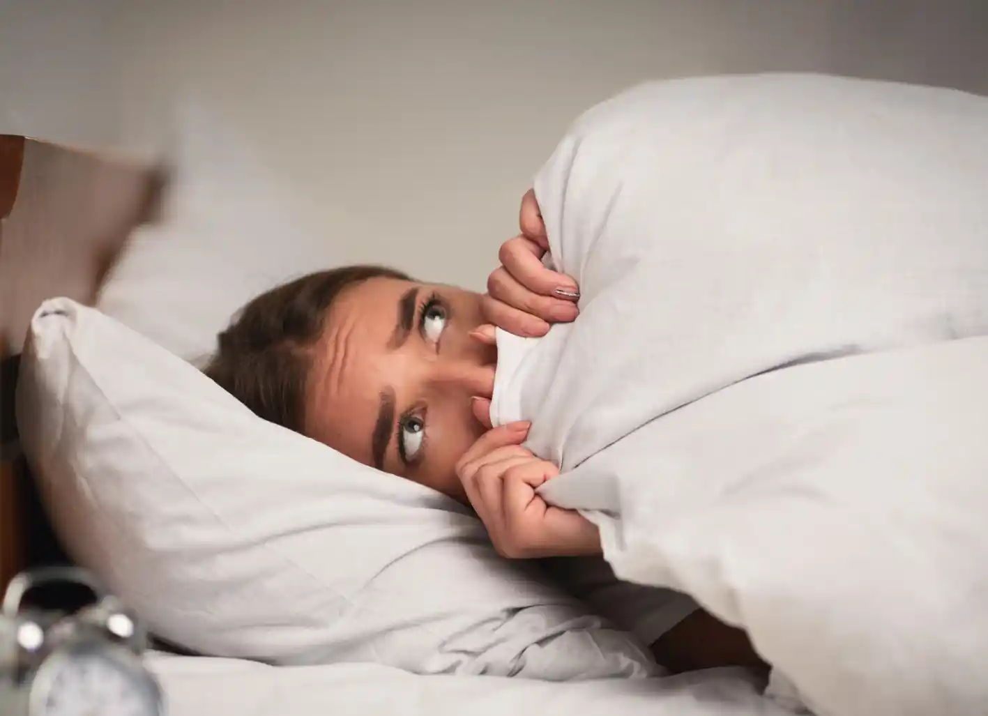 Femme effrayée par le sentiment de présences autour d'elle